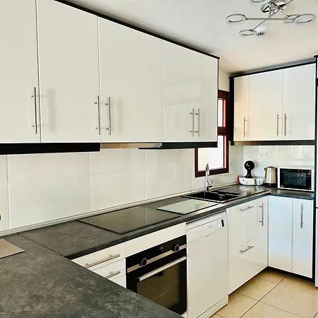 Su Eminencia - Sea View With Modern Comforts Διαμέρισμα